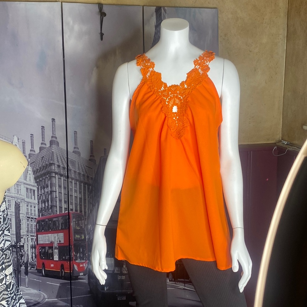 Sleeveless top lace neckline